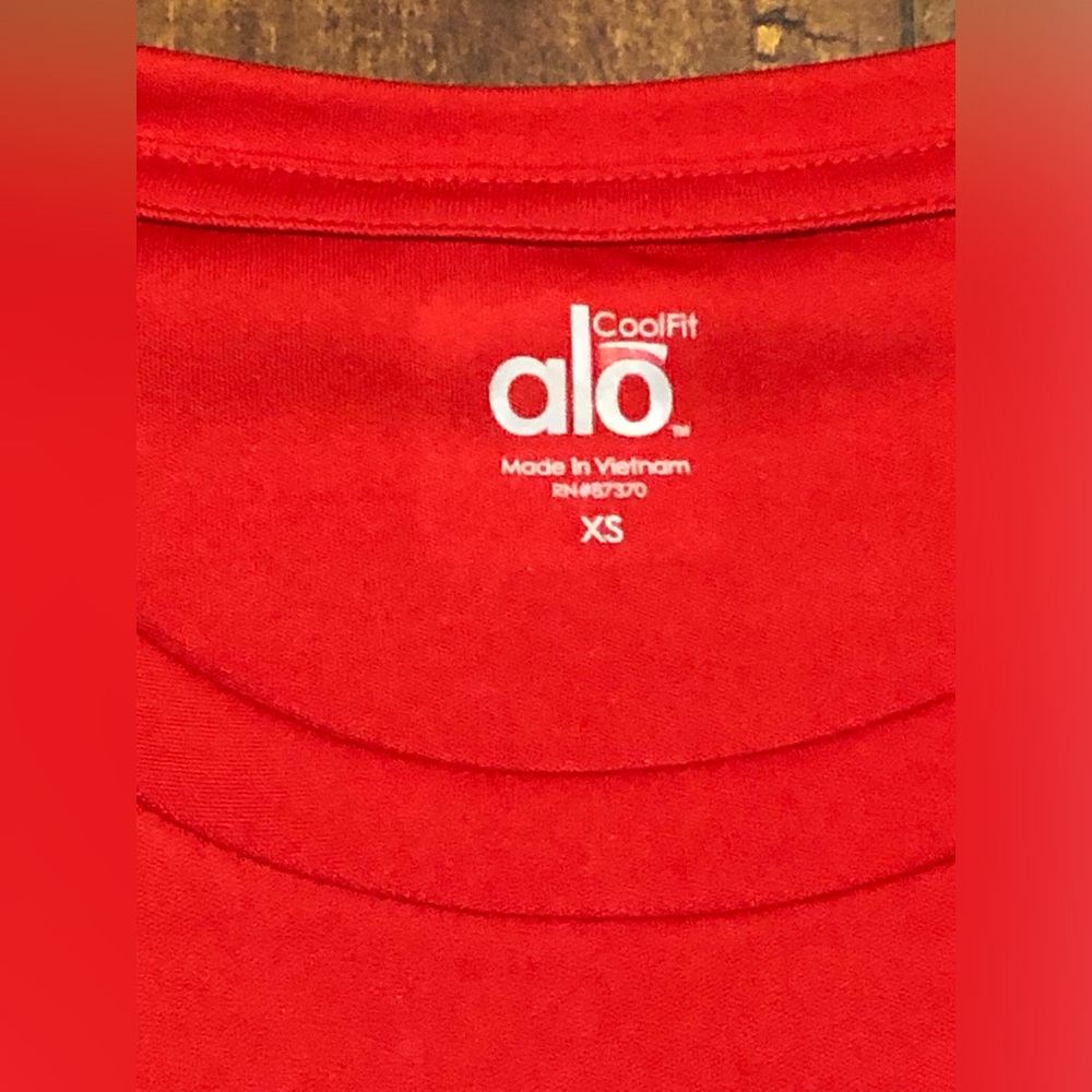 Alo Yoga Coolfit Yoga Fitness Red T-shirt XS NWT - Picture 3 of 4